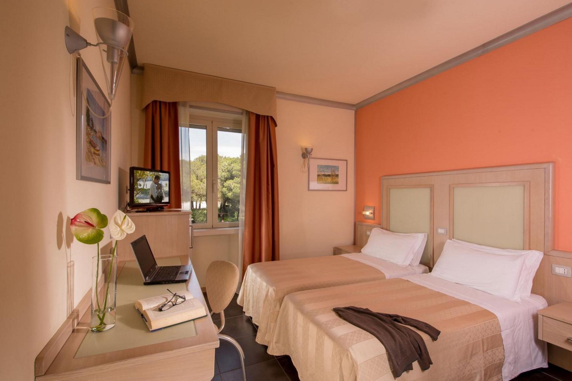 Hotel Mediterraneo Stagno Buitenkant foto